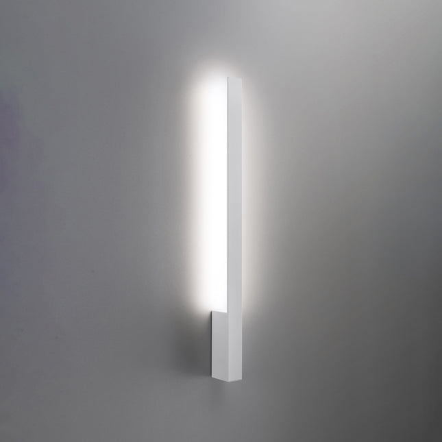 Applique Slim Design blanc allumée, halo blanc neutre diffusé vers le haut et le bas du mur