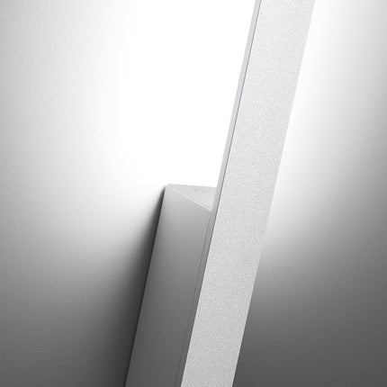 Détail de l'applique Slim Design blanc : embase compacte et diffuseur lumineux