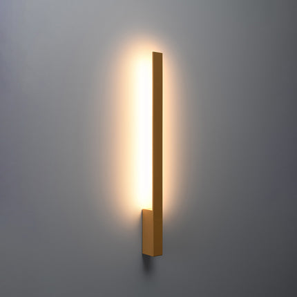 Applique Slim Design doré allumée, halo blanc chaud diffusé vers le haut et le bas du mur