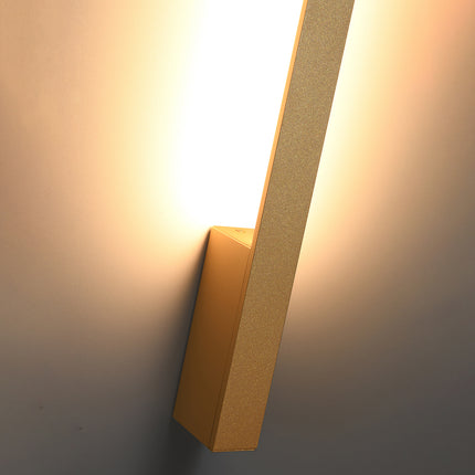 Détail de l'applique Slim Design doré : embase compacte et diffuseur lumineux