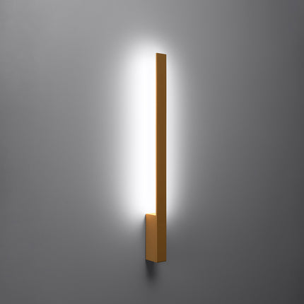 Applique Slim Design doré allumée, halo blanc neutre diffusé vers le haut et le bas du mur