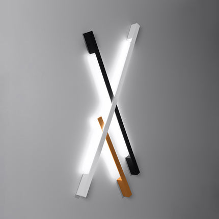 Composition d'appliques Slim Design blanche, noire et dorée allumées sur un mur