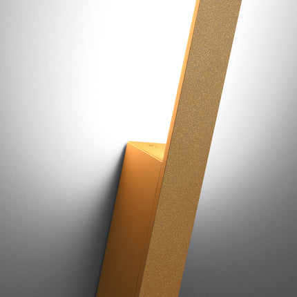 Détail de l'applique Slim Design doré : embase compacte et diffuseur lumineux
