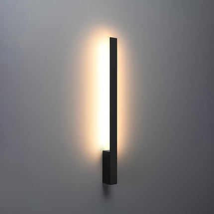 Applique Slim Design noir allumée, halo blanc chaud diffusé vers le haut et le bas du mur