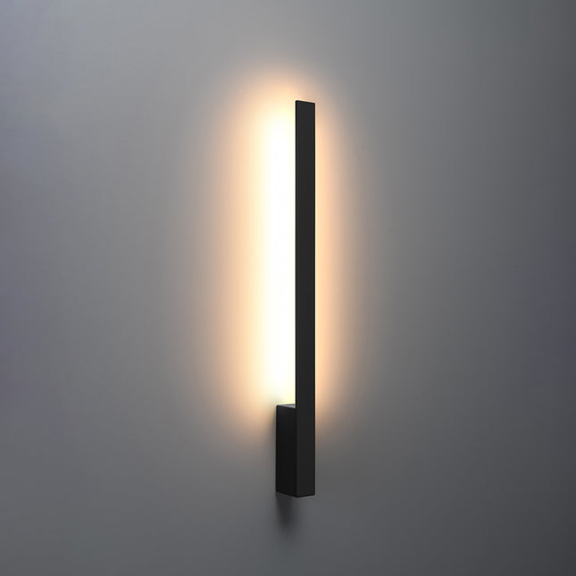 Applique Slim Design noir allumée, halo blanc chaud diffusé vers le haut et le bas du mur