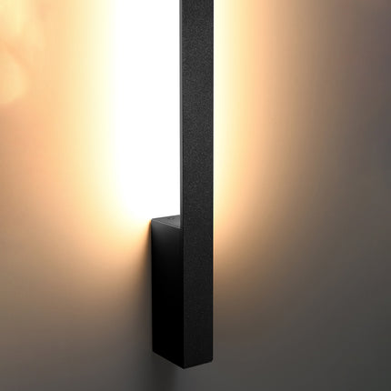 Applique murale noir Slim Design allumée vue en angle, ligne lumineuse verticale