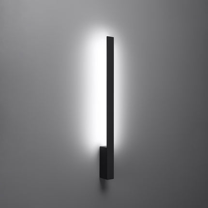 Applique Slim Design noir allumée, halo blanc neutre diffusé vers le haut et le bas du mur