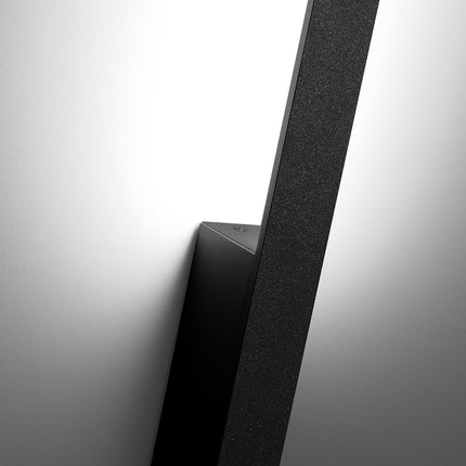 Détail de l'applique Slim Design noir : embase compacte et diffuseur lumineux