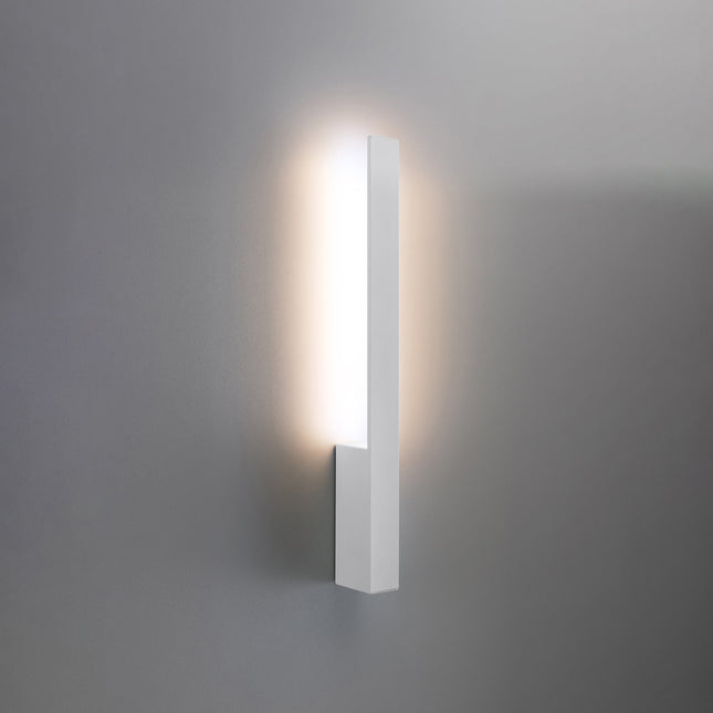 Applique Slim Design blanc allumée, halo blanc chaud diffusé vers le haut et le bas du mur