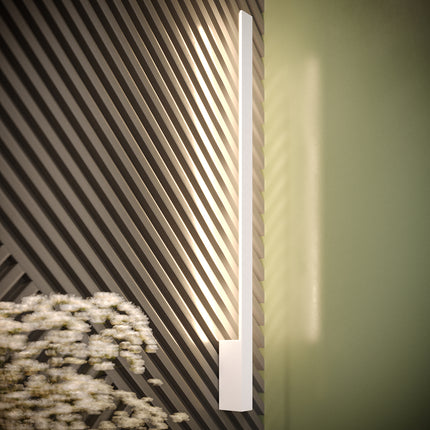 Applique Slim Design allumée dans un espace moderne au mur texturé