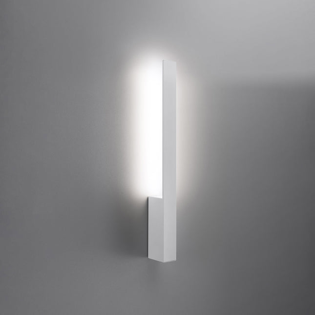 Applique Slim Design blanc allumée, halo blanc neutre diffusé vers le haut et le bas du mur