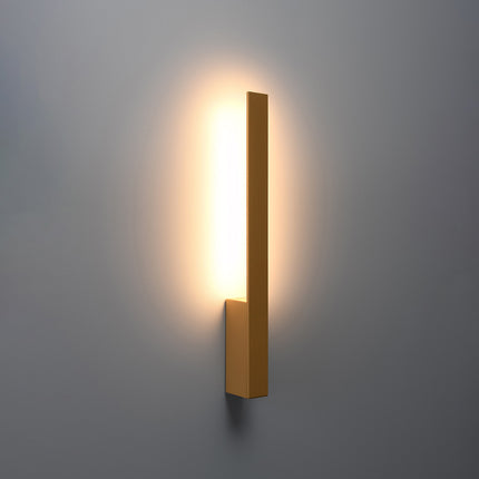 Applique Slim Design doré allumée, halo blanc chaud diffusé vers le haut et le bas du mur
