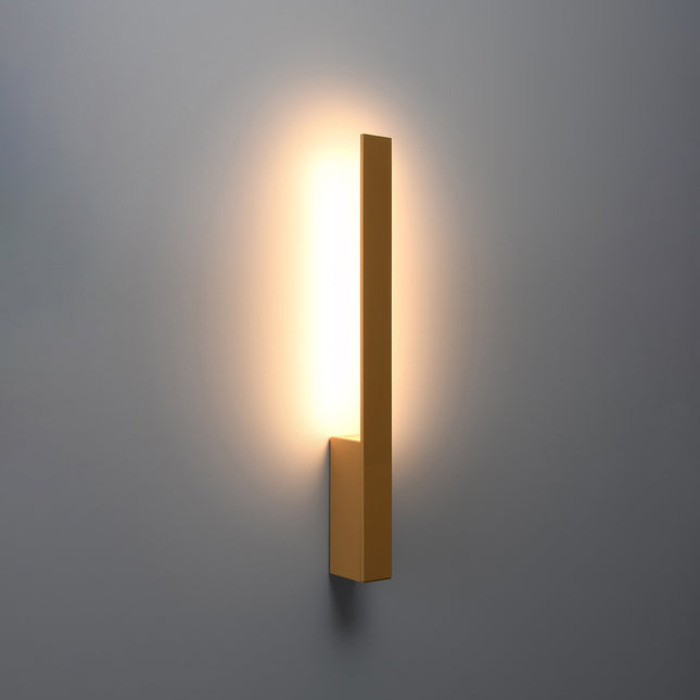 Applique Slim Design doré allumée, halo blanc chaud diffusé vers le haut et le bas du mur