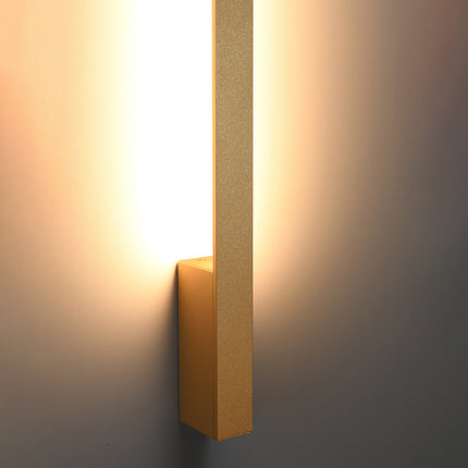 Applique murale doré Slim Design allumée vue en angle, ligne lumineuse verticale