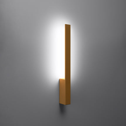 Applique Slim Design doré allumée, halo blanc neutre diffusé vers le haut et le bas du mur