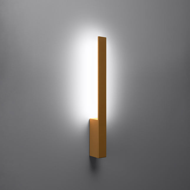 Applique Slim Design doré allumée, halo blanc neutre diffusé vers le haut et le bas du mur