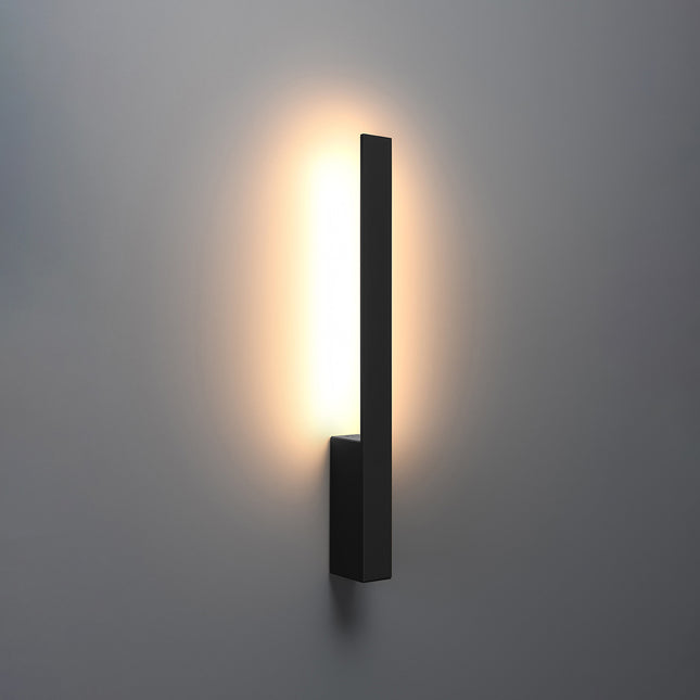 Applique Slim Design noir allumée, halo blanc chaud diffusé vers le haut et le bas du mur