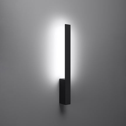 Applique Slim Design noir allumée, halo blanc neutre diffusé vers le haut et le bas du mur