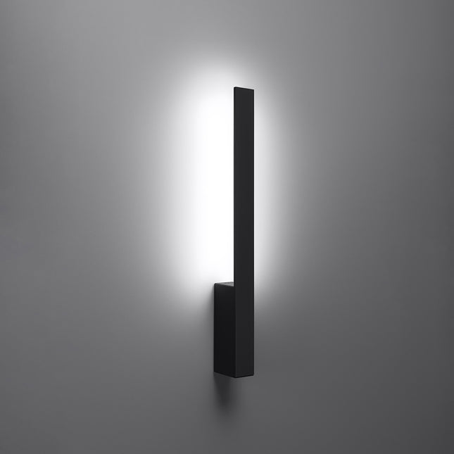 Applique Slim Design noir allumée, halo blanc neutre diffusé vers le haut et le bas du mur