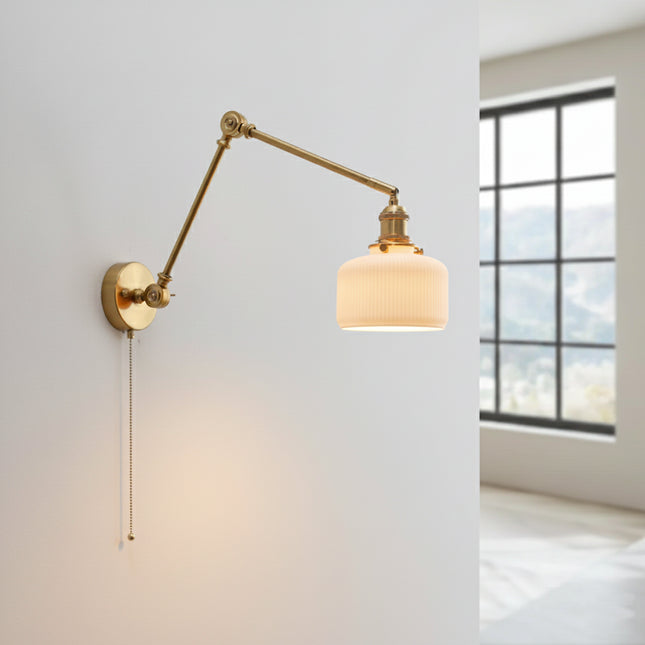 Wandleuchte aus Messing und Glas mit langem Arm