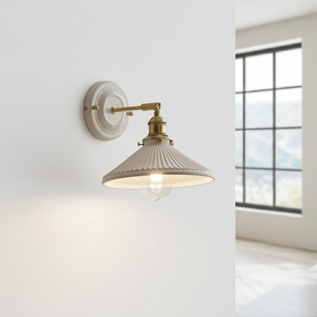 Aplique de pared ajustable de cerámica blanca y cobre dorado