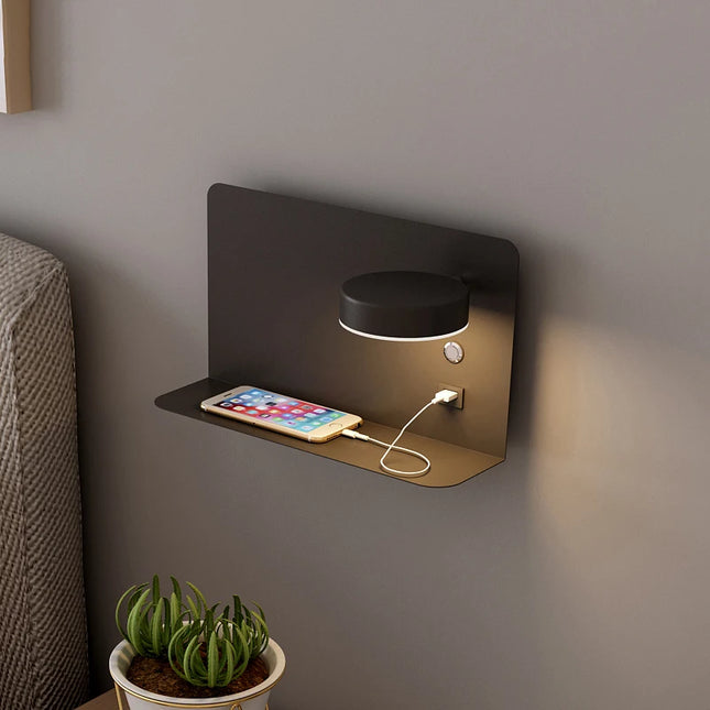 Applique murale avec support téléphone allumée au-dessus d'un lit dans une chambre moderne