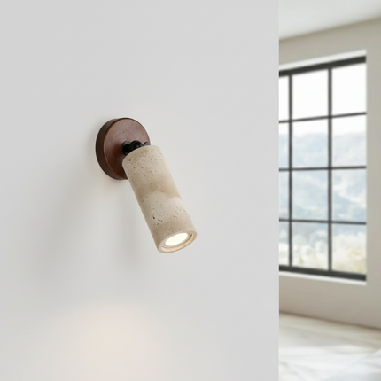Applique murale en travertin beige et bois foncé, spot orientable posé sur un mur clair