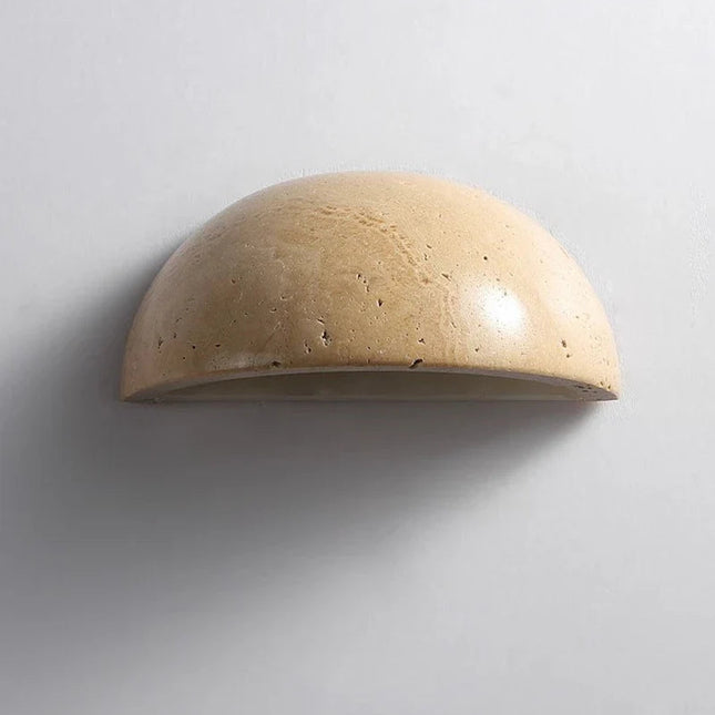 Applique demi-dome en travertin naturel vue de face eteinte, grain de pierre beige visible