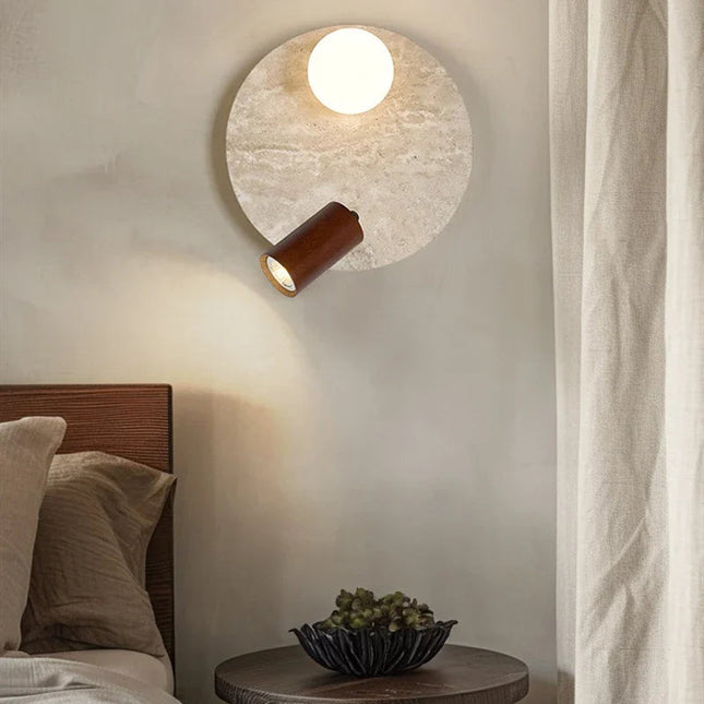 Applique en travertin avec globe en verre et projecteur en bois au chevet d'un lit