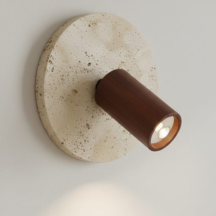 Gros plan sur le projecteur orientable en bois et le disque de travertin naturel de l'applique