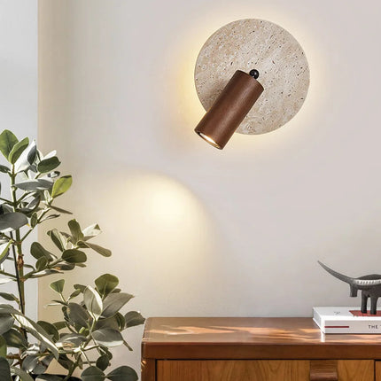 Applique murale travertin et projecteur bois diffusant un halo doux au-dessus d'une console dans un salon