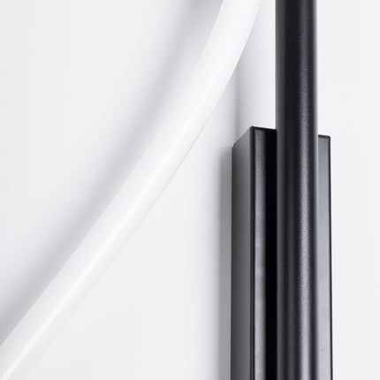 Applique Tube LED Réglable noire allumée, courbe lumineuse blanche sculpturale