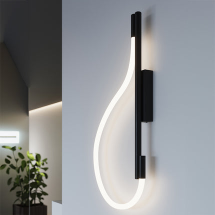 Applique Tube LED Réglable noire allumée sur un mur dans un intérieur design