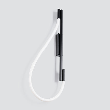 Applique Tube LED Réglable noire, barre noire et tube LED souple en boucle, vue studio