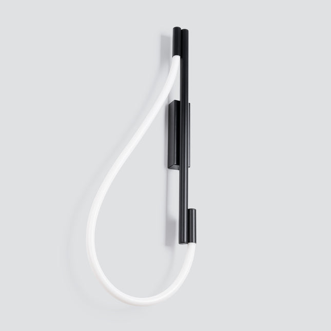 Applique Tube LED Réglable noire, barre noire et tube LED souple en boucle, vue studio