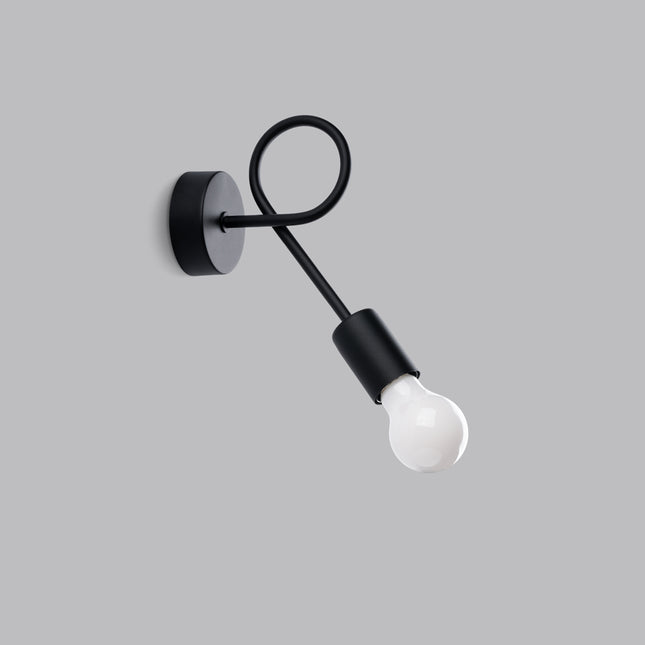 Applique Twist Moderne noire éteinte avec boucle décorative sur fond gris clair