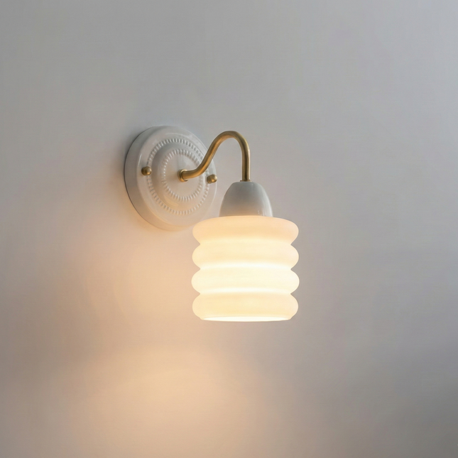 1 Glas-Wandleuchte mit weichem Wellenschirm und elegant geschwungenem Kupferarm