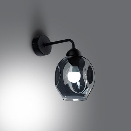 Vue de face de l'applique murale verre creusé fumé noir, ampoule visible sous le globe