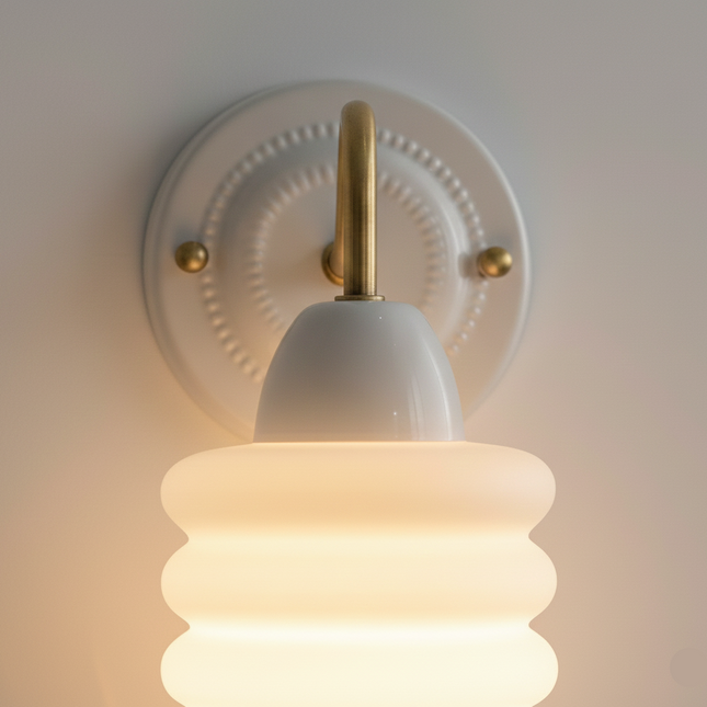 1 Glas-Wandleuchte mit weichem Wellenschirm und elegant geschwungenem Kupferarm