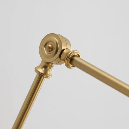 Détail de la rotule d'articulation en laiton doré reliant les deux segments du bras orientable