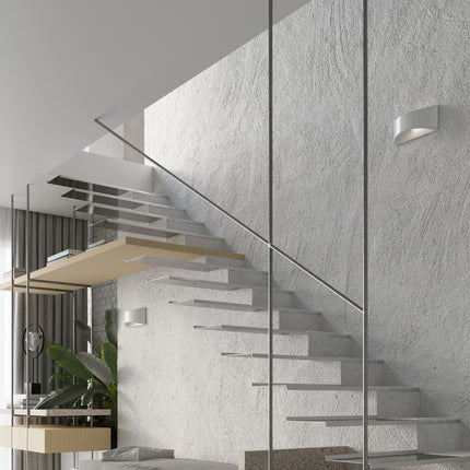 Applique murale Vixen blanc brillant installée dans une entrée moderne près d'un escalier