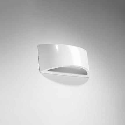 Applique murale Vixen blanc brillant en céramique, vue de trois quarts sur fond gris