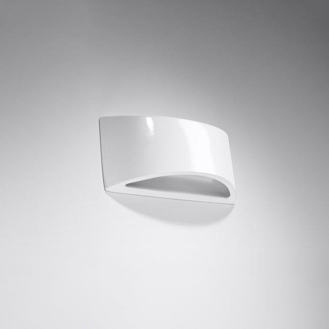 Applique murale Vixen blanc brillant en céramique, vue de trois quarts sur fond gris