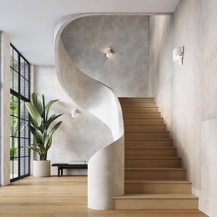 Appliques Vortex acier blanc installées le long d'une cage d'escalier design