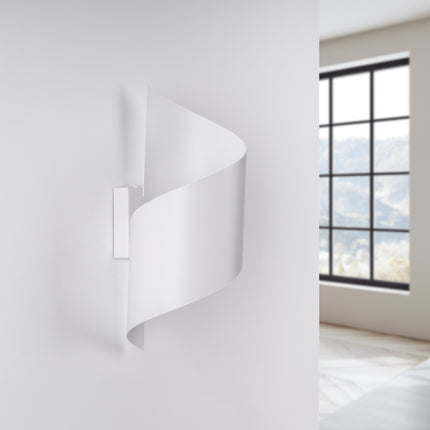 Applique Vortex acier blanc allumée, lumière chaude diffusée dans une chambre épurée