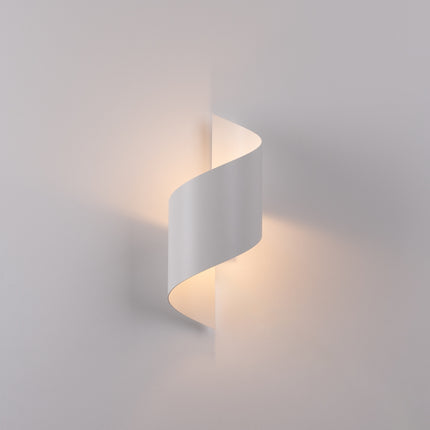 Applique Vortex acier blanc vue de profil, installée dans une chambre près d'une fenêtre