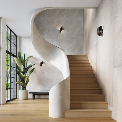 Appliques Vortex acier noir installées le long d'une cage d'escalier design