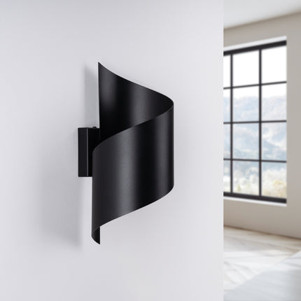 Applique Vortex acier noir allumée, lumière chaude diffusée dans une chambre épurée