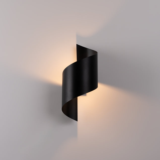 Applique Vortex acier noir vue de profil, installée dans une chambre près d'une fenêtre