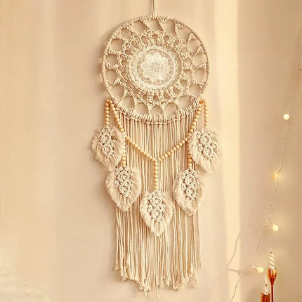 Attrape-rêve bohème en macramé tissé main au-dessus d'un lit